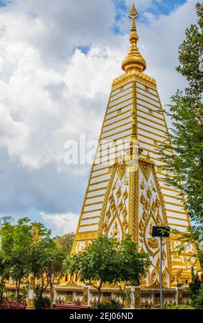 Vertikale Aufnahme des buddhistischen Tempels Wat Phrathat Nong Bua in Ubon Ratchathani, Thailand Stockfoto