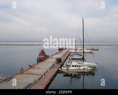 ODESSA, UKRAINE - 24. Oktober 2020: Seehafen. Teure Yachten und Feuerboote sind am Pier vertäut. Konzept des Seeverkehrs. Stockfoto