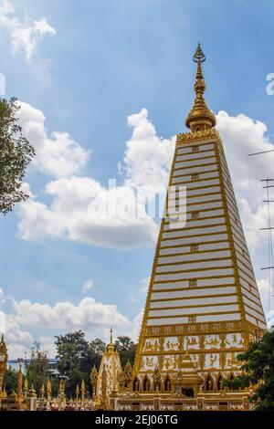 Vertikale Aufnahme des buddhistischen Tempels Wat Phrathat Nong Bua in Ubon Ratchathani, Thailand Stockfoto