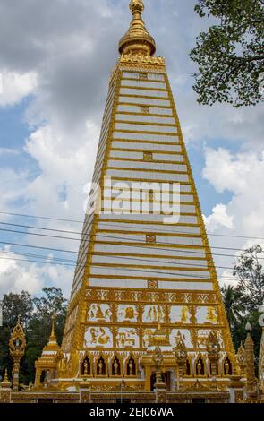 Vertikale Aufnahme des alten Wat Phrathat Nong Bua Buddhistischen Tempels in Ubon Ratchathani, Thailand Stockfoto