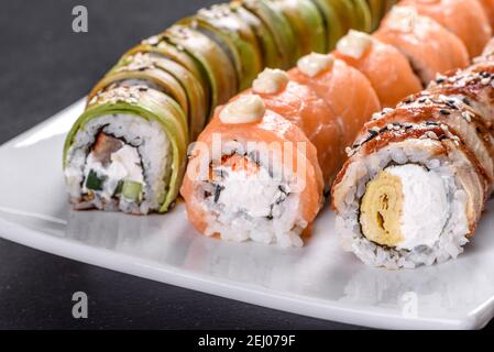 Frische, leckere Sushi-Brötchen in Form eines Drachen mit Ingwer und Wasabi. Japanische Küche Stockfoto