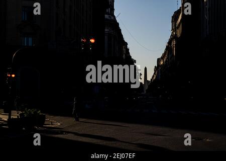 roque saenz Peña Avenue. Buenos Aires. Obelisk im Hintergrund. Licht und Schatten. Kopierraum. Rote Ampel. Vertikales Foto. ansicht plaza de Mayo Stockfoto