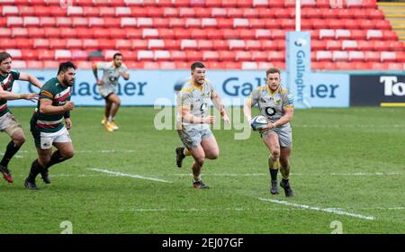 20th. Februar 2021; Welford Road Stadium, Leicester, Midlands, England; Premiership Rugby, Leicester Tigers gegen Wesps; Tom Cruse von Wesps macht einen Durchbruch mit dem Ball Stockfoto