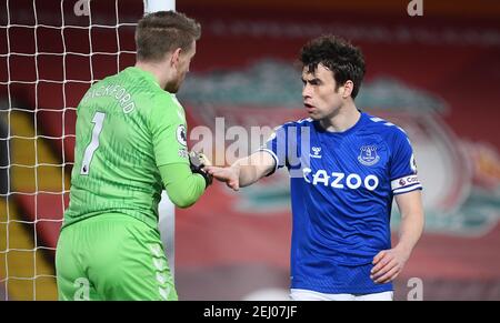 Everton-Torwart Jordan Pickford (links) mit Kapitän Seamus Coleman während des Premier League-Spiels in Anfield, Liverpool. Bilddatum: Samstag, 20. Februar 2021. Stockfoto