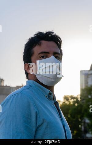 Porträt eines jungen Arztes mit einer medizinischen Maske in den Straßen von Argentinien. Prävention von Krankheiten. Prävention gegen den neuen Stamm der Pandemie. Halter Stockfoto