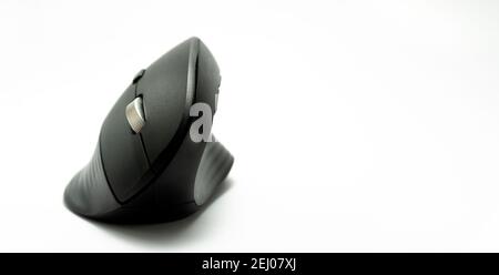 Ergonomische vertikale schwarze Maus isoliert auf weißem Hintergrund. Panorama-Foto. Gamer-Maus, Designer-Maus. Prävention von Karpaltunnelerkrankungen. Körper h Stockfoto