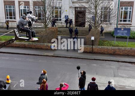 Drehort der Geschichte von Alex Rider, Kameramann auf Kranplattform, Crew bei Außenaufnahmen in der Brookland Secondary School für Amazon Prime Stockfoto