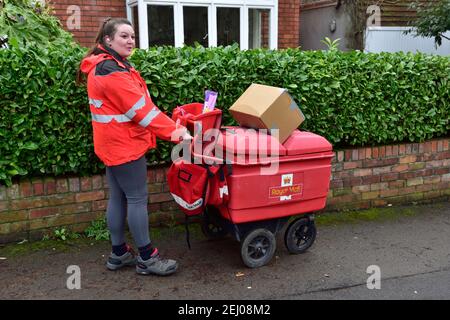 Royal Mail Lieferung Postfrau auf Lieferung rund Stockfoto