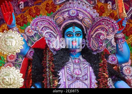 Bild der Hindu-Gottheit Kali während der Kali Puja, Kolkata, Indien. Das Fest wird am Neumondtag des Hindu-Monats Kartik gefeiert und ist pa Stockfoto