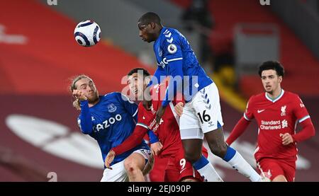 Liverpools Roberto Firmino (Mitte) kämpft mit Evertons Tom Davies (links) und Abdoulaye Doucoure während des Premier League-Spiels in Anfield, Liverpool. Bilddatum: Samstag, 20. Februar 2021. Stockfoto