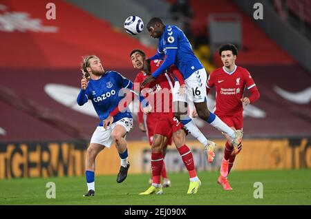 Liverpools Roberto Firmino (Mitte) kämpft mit Evertons Tom Davies (links) und Abdoulaye Doucoure während des Premier League-Spiels in Anfield, Liverpool. Bilddatum: Samstag, 20. Februar 2021. Stockfoto