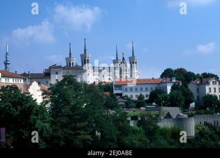 Lyon Frankreich Blick auf die Stadt vom römischen Theater mit den Spitzen der Basilika Notre-Dame de Fourviere Stockfoto