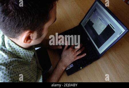 Mann mit Laptop mit Foto auf dem Bildschirm Stockfoto