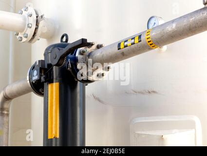 Industrie-Installation mit einem Gasventil geöffnet und Filter Farbe Blach, Eisenrohre und Schrauben für Hochdruck-System Stockfoto