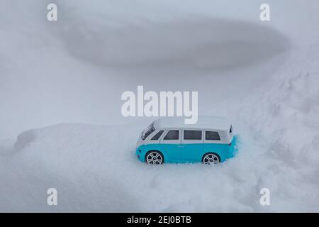 Hellblauer Camper-Bus im Schnee stecken Stockfoto