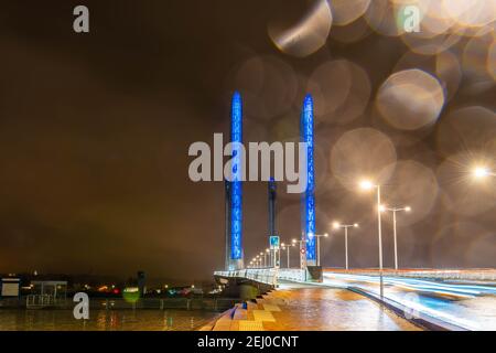 Jacques Chaban Delmas Brücke bei Nacht im Regen, über der Garonne in Bordeaux in der Gironde Region von New Aquitaine, Frankreich Stockfoto