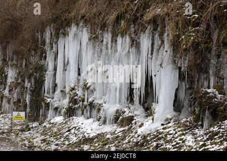 Eiszapfen an der Seite des Monsal Trail bei Bakewell In Derbyshire Stockfoto