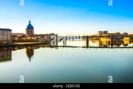 Herrliches Panorama auf die Ufer der Garonne bei Sonnenuntergang, in Toulouse, in Okzitanien in Frankreich Stockfoto
