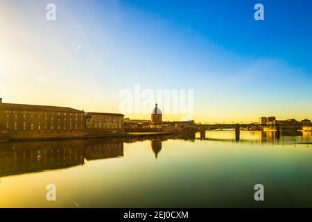 Herrliches Panorama auf die Ufer der Garonne bei Sonnenuntergang, in Toulouse, in Okzitanien in Frankreich Stockfoto