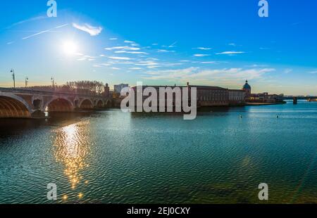 Herrliches Panorama auf die Ufer der Garonne bei Sonnenuntergang, in Toulouse, in Okzitanien in Frankreich Stockfoto