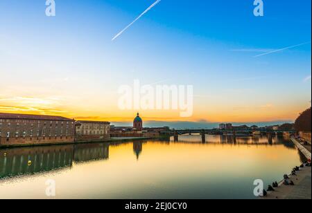 Herrliches Panorama auf die Ufer der Garonne bei Sonnenuntergang, in Toulouse, in Okzitanien in Frankreich Stockfoto