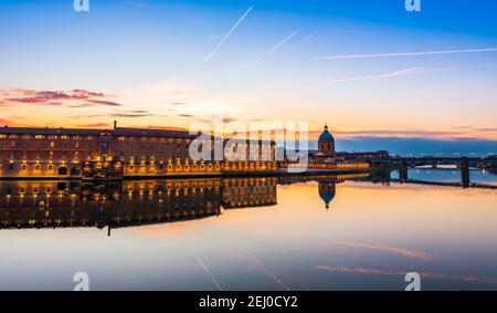 Herrliches Panorama auf die Ufer der Garonne bei Sonnenuntergang, in Toulouse, in Okzitanien in Frankreich Stockfoto