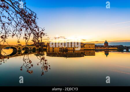 Herrliches Panorama auf die Ufer der Garonne bei Sonnenuntergang, in Toulouse, in Okzitanien in Frankreich Stockfoto