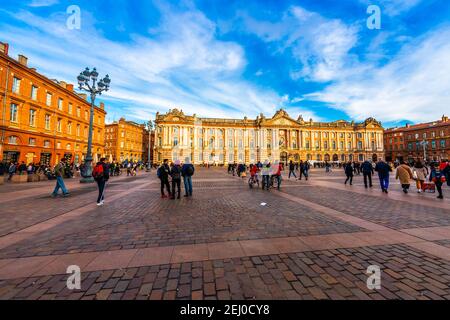 Menschen auf dem Place du Capitole in Toulouse in Okzitanien, Frankreich Stockfoto