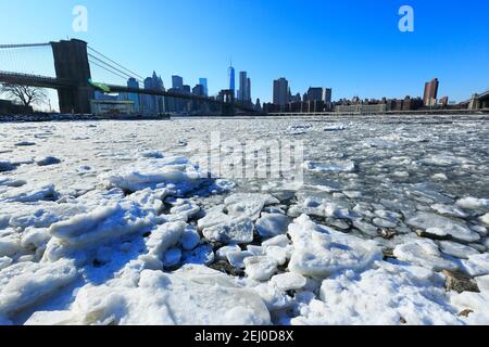 Gefrorene Eisbrocken schwimmen und driften im East River aufgrund der kalten Wetterbedingungen in Brooklyn ward in New York City NY USA am 2015. Februar. Stockfoto