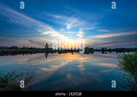 Ein weiterer wunderbarer Sonnenuntergang in thailand, mit beeindruckendem buddha in der Ferne Stockfoto