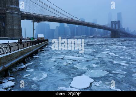 Gefrorene Eisbrocken schwimmen und driften im East River aufgrund der kalten Wetterbedingungen in Brooklyn ward in New York City NY USA am 2015. Februar. Stockfoto