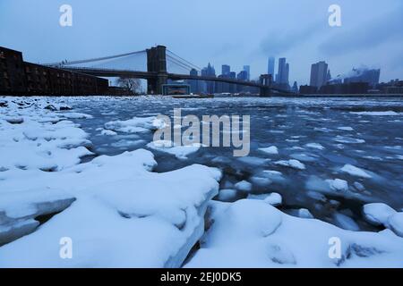 Gefrorene Eisbrocken schwimmen und driften im East River aufgrund der kalten Wetterbedingungen in Brooklyn ward in New York City NY USA am 2015. Februar. Stockfoto