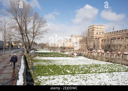 Historische Yedikule städtischen Gemüsegärten unter dem Schnee in der Nähe der alten Stadtmauern in Yedikule, Zeytinburnu, Istanbul, Türkei am 18. Februar 2021. Stockfoto