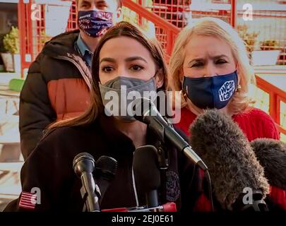 20. Februar 2021, Houston, Texas, USA - die Kongressabgeordnete ALEXANDRIA OCASIO-CORTEZ (D-NY) spricht zu den Medien, während sie in Houston bei der Houston Food Bank arbeitet. Als Texas Senator Ted Cruz sich seiner Verantwortung entzog und mit seiner Familie während des Wintersturms, der den gesamten Bundesstaat Texas verwüstet hatte, nach Cancun abstürzte, brachte AOC Millionen von Dollar online für Texas Relief ein und machte sich auf den Weg nach Houston, um bei ihrer Nahrungsmittelbank zu helfen.(Bild des Bilds: © ABC News/ZUMA Wire) Stockfoto