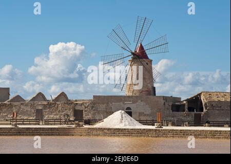 Die Saline di Trapani sind ein regionales Naturschutzgebiet in Sizilien einzigartig gemacht durch die Windmühlen auf dem Meer Stockfoto