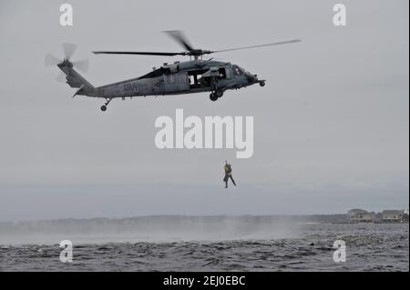 US Air Force Special Tactics Teams, die dem 24th Special Operations Wing zugewiesen sind, führen während des Emerald Warrior auf dem Hurlburt Field am 18. Februar 2021 in Mary Esther, Florida, Hubarbeitsoperationen mit einem Marine MH-60 Seahawk Hubschrauber durch. Stockfoto