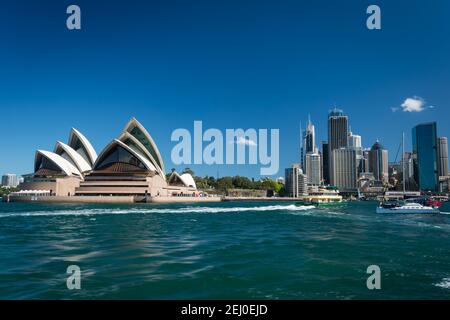 Das Sydney Opera House, Bennelong Point und CBD, Sydney, New South Wales, Australien. Stockfoto