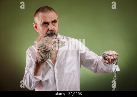 Aggressiver älterer Mann mit einer Kette in der Hand Stockfoto