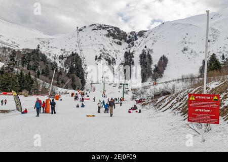 Le Mont-Dore, Frankreich. Februar 2021, 15th. Das Mont-Dore Resort bietet eine große Auswahl an Pisten für alle Schwierigkeitsgrade. Stockfoto