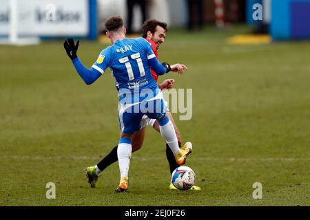 BARROW IN FURNESS, ENGLAND; 20th. FEB: Barrows Josh Kay tagt Morecambes Cole Stockton während des Sky Bet League 2-Spiels zwischen Barrow und Morecambe in der Holker Street, Barrow-in-Furness am Samstag, 20th. Februar 2021. (Kredit: Chris Donnelly, MI News) Kredit: MI Nachrichten & Sport /Alamy Live Nachrichten Stockfoto