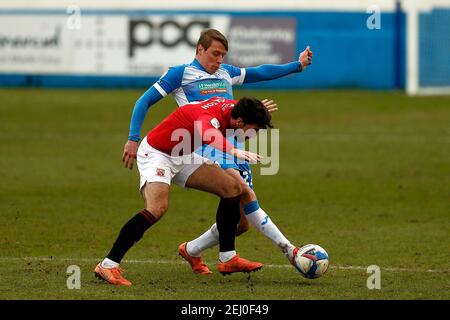 BARROW IN FURNESS, ENGLAND; 20th. FEBRUAR: Barrows Tom Davis kämpft mit Morecambes Cole Stockton während des Sky Bet League 2-Spiels zwischen Barrow und Morecambe in der Holker Street, Barrow-in-Furness am Samstag, 20th. Februar 2021. (Kredit: Chris Donnelly, MI News) Kredit: MI Nachrichten & Sport /Alamy Live Nachrichten Stockfoto