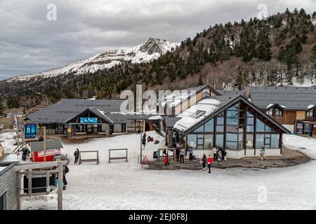 Le Mont-Dore, Frankreich. Februar 2021, 15th. Das Mont-Dore Resort bietet eine große Auswahl an Pisten für alle Schwierigkeitsgrade. Stockfoto