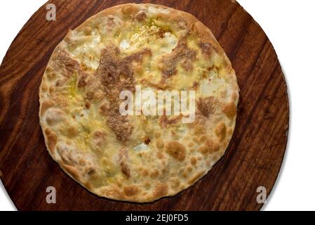 Focaccia aus Recco, Ligurien, Italien. Weichkäse Focaccia Brot mit Mehl und Olivenöl auf Holz Schneidebrett gemacht Stockfoto