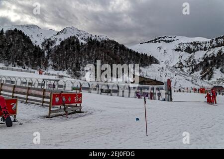 Le Mont-Dore, Frankreich. Februar 2021, 15th. Das Mont-Dore Resort bietet eine große Auswahl an Pisten für alle Schwierigkeitsgrade. Stockfoto