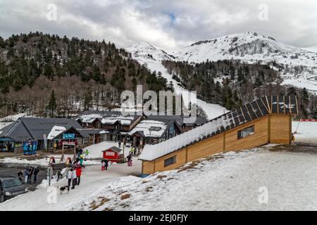 Le Mont-Dore, Frankreich. Februar 2021, 15th. Das Mont-Dore Resort bietet eine große Auswahl an Pisten für alle Schwierigkeitsgrade. Stockfoto