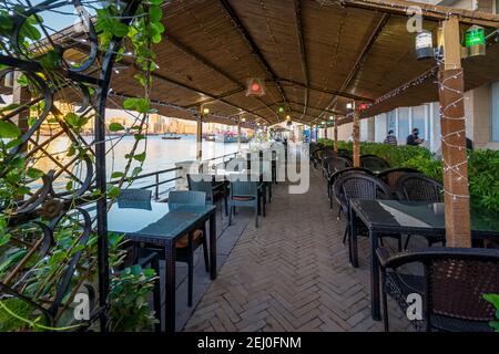 Dubai, VAE, 23. November 2020: Blick auf das Dubai Creek Outdoor Hotel. Berühmtes Touristenziel in den Vereinigten Arabischen Emiraten. Stockfoto