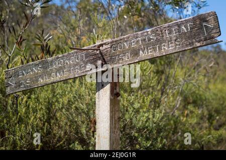 Wegweiser für Evans Lookout und Govett's Leap on the Cliff Top Track, Blackheath, Blue Mountains, New South Wales, Australien. Stockfoto
