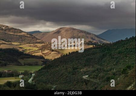 Marche hügelige Landschaft mit Feldern, Wäldern und alten Dörfern. Marken, Italien, Europa Stockfoto