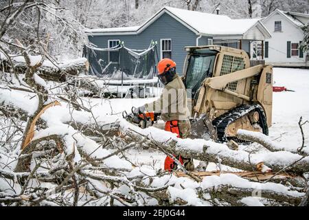 Ceredo, Usa. Februar 2021, 19th. US-Soldaten mit der Nationalgarde von West Virginia befreien Trümmer von einem Wintersturm von einer Straße 19. Februar 2021 in Ceredo, Wayne County, West Virginia. Ein großes Wintersturmsystem zu Beginn der Woche ließ mehr als 90.000 Einwohner von West Virginia in der gesamten Region ohne Strom zurück, fällte Bäume und machte abgelegene Straßen unpassierbar. Quelle: Planetpix/Alamy Live News Stockfoto