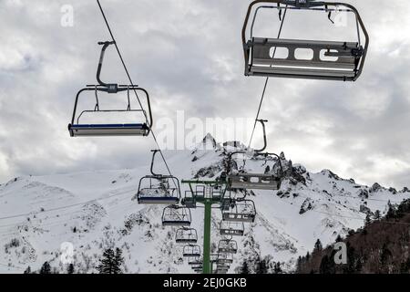 Le Mont-Dore, Frankreich. Februar 2021, 15th. Das Mont-Dore Resort bietet eine große Auswahl an Pisten für alle Schwierigkeitsgrade. Stockfoto